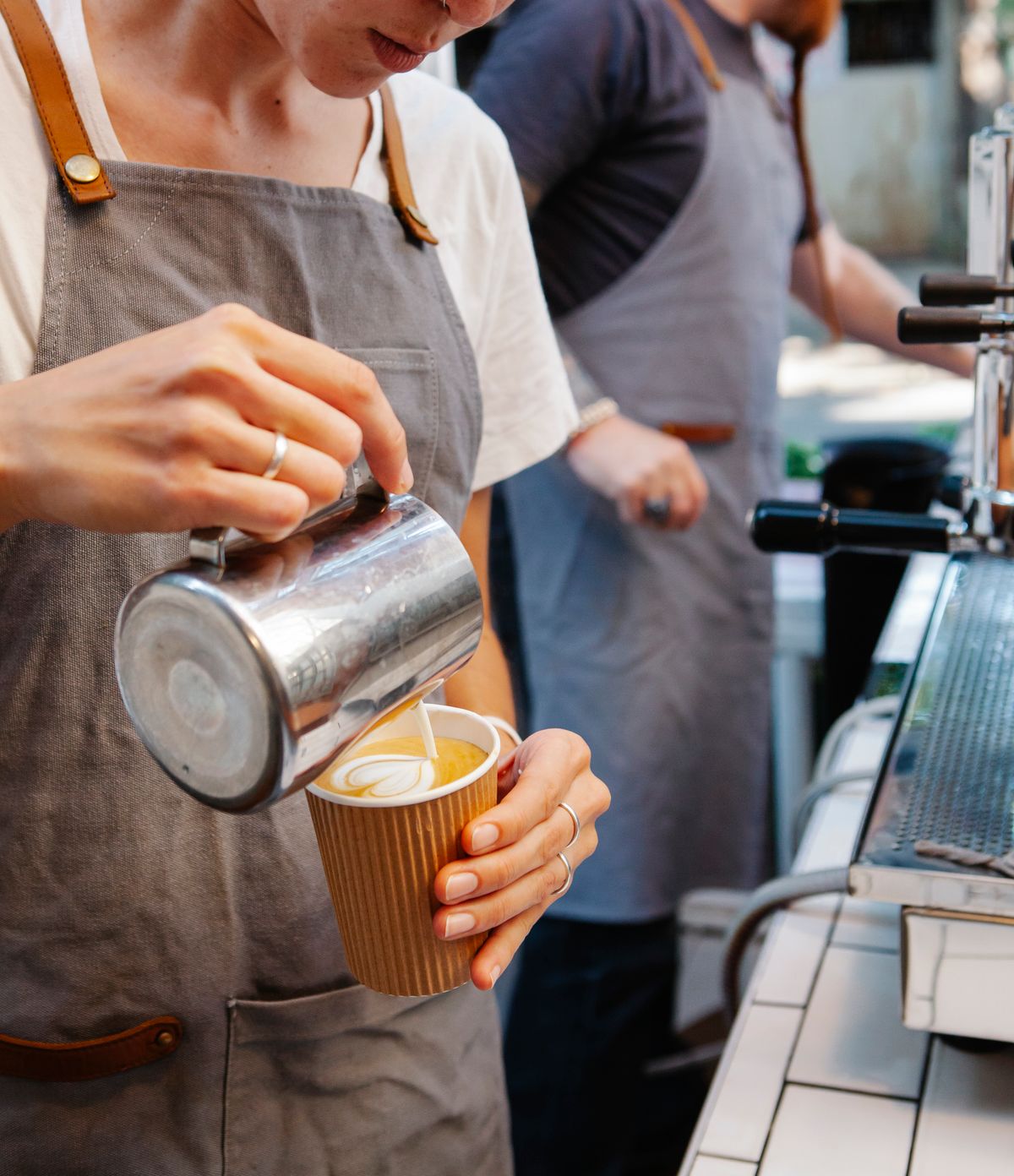 コーヒーをハンドドリップで淹れる店主の手元